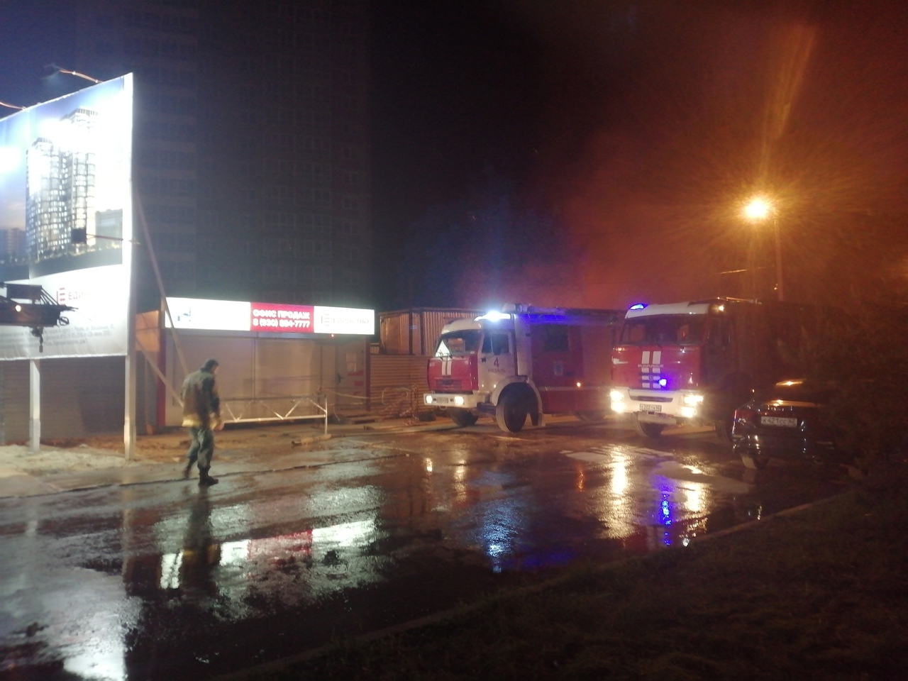 Тушили почти четыре часа: в МЧС рассказали подробности о пожаре на Московском