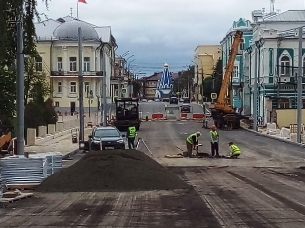 Работа продвигается: на Астраханском мосту укладывают асфальт