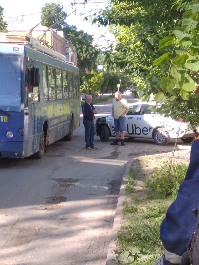 Проехал по встречной полосе: на Островского столкнулись троллейбус и такси