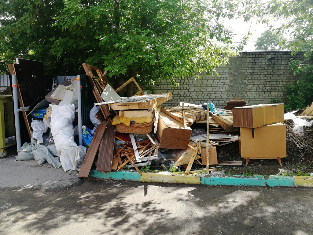 Лежит с апреля: на Гагарина больше месяца не вывозят мусор