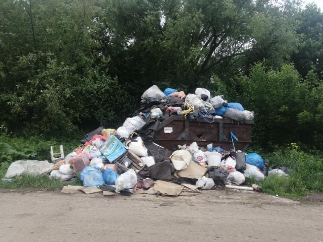 Свалке исполнилось три недели: в деревне под Рязанью перестали вывозить мусор