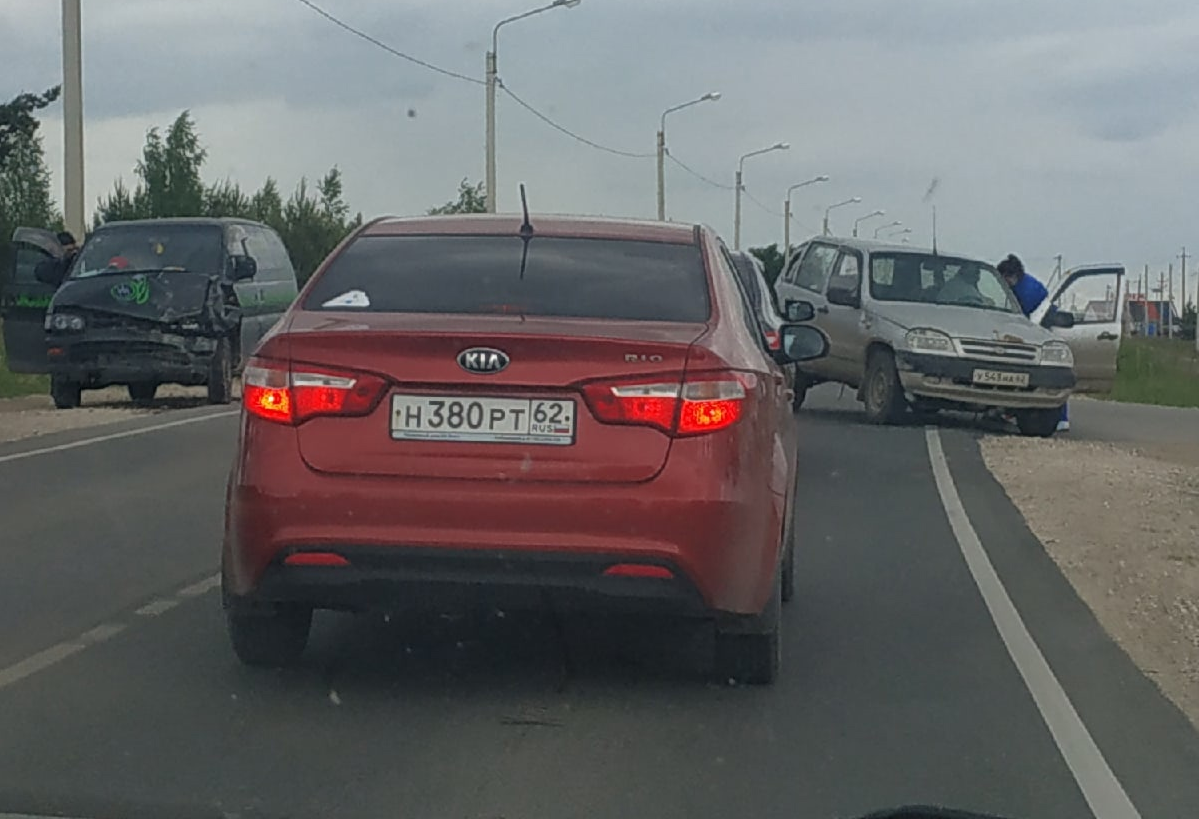 Жесткая авария в Алеканово: фургон столкнулся с "Шевроле Нива"