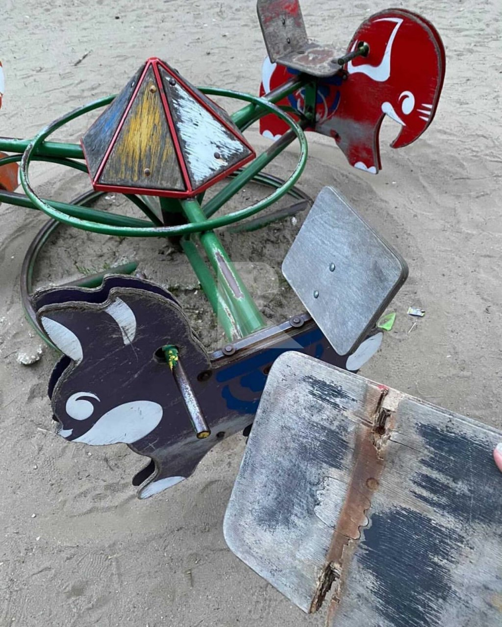 Руины площадки в Нижнем городском парке: дети играют на сломанных качелях
