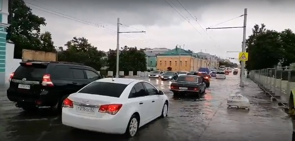 После ливня: в Рязани затопило недавно открытый Астраханский мост