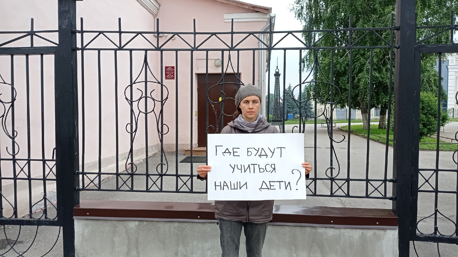 Люди против: жители Рязани вышли против передачи школы епархии