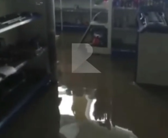 Море разливанное: появилось видео, снятое внутри затопленного магазина в Рязани