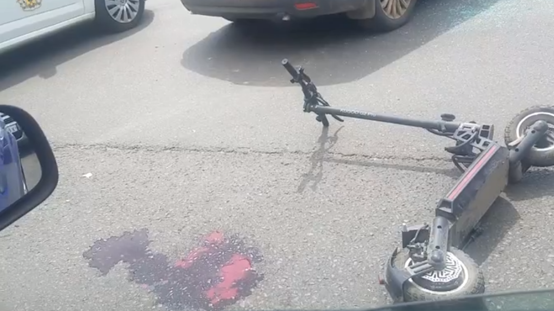 Видео: на Михайловском шоссе сбили мужчину на электросамокате