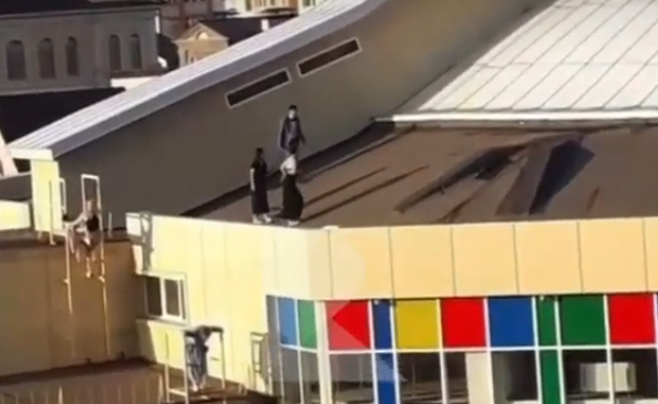 Видео: по крыше рязанского цирка ходят подростки