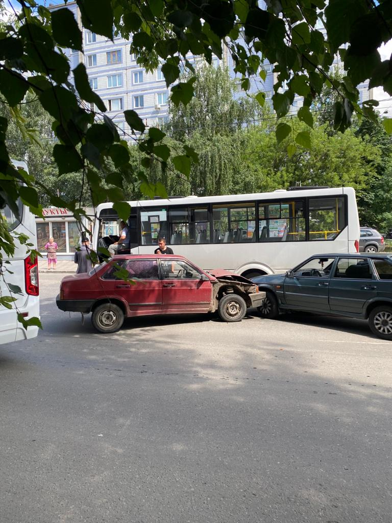 На дороге в Канищеве встретились две «Лады» и автобус