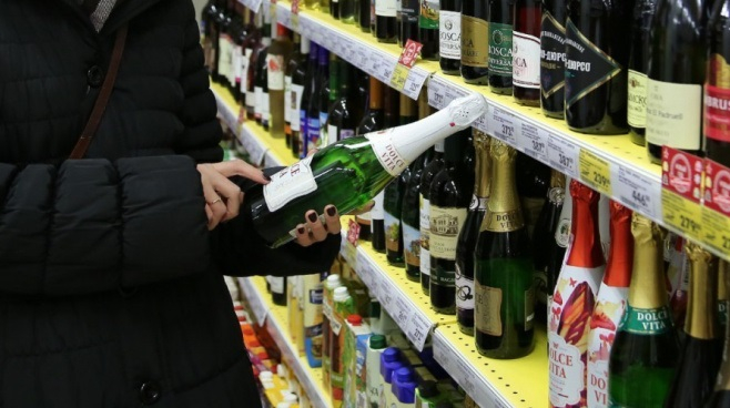 Больше не шампанское: Moet Hennessy согласилась называться "игристым вином" в России