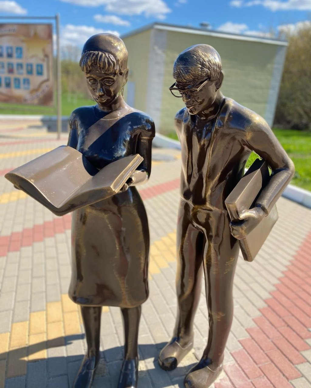 В Белгородской области поставили странный памятник Шурику и Лиде. Сравниваем с рязанским