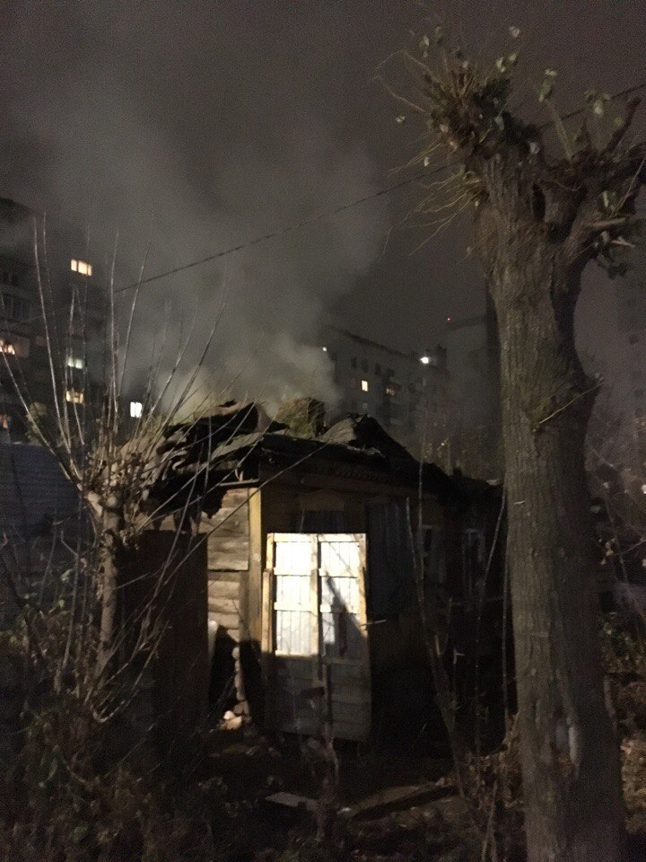 Минус один деревянный дом: на Безбожной произошел пожар