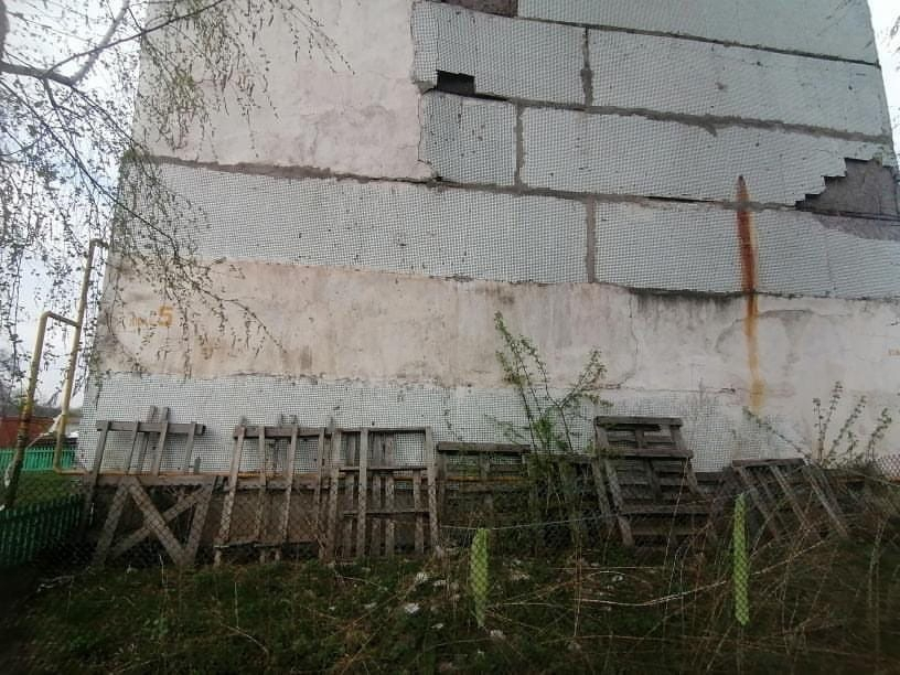 В Екимовке разваливается жилой дом. Однако аварийным он не признан