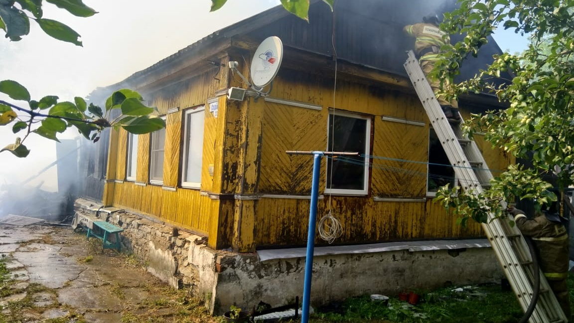 Половина здания уничтожена: в Скопинском районе сгорел дом