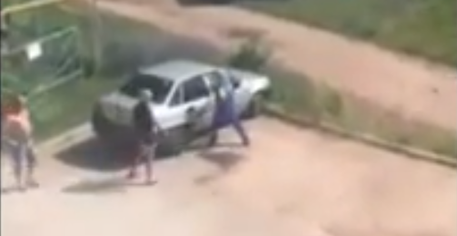 Видео: в Сапожке фельдшер атаковала с топором машину, владельцу автомобиля досталось обухом по голове
