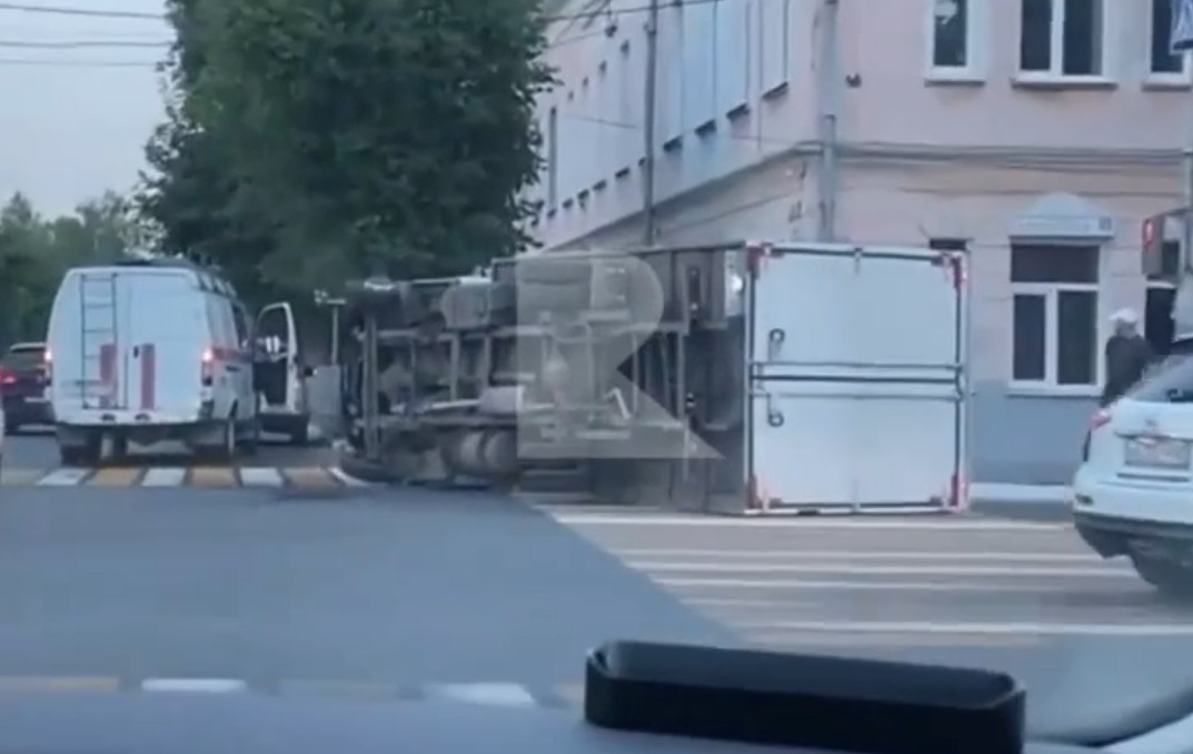 Работает МЧС: в центре Рязани перевернулся грузовик