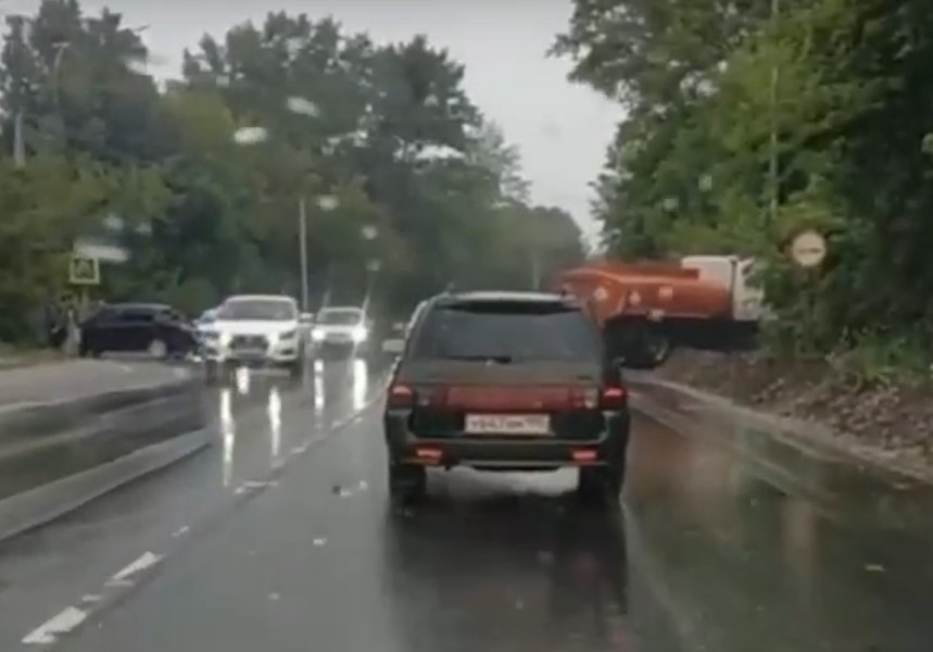 Повезло, что не взорвался: на Ряжском шоссе столкнулись бензовоз и легковушка