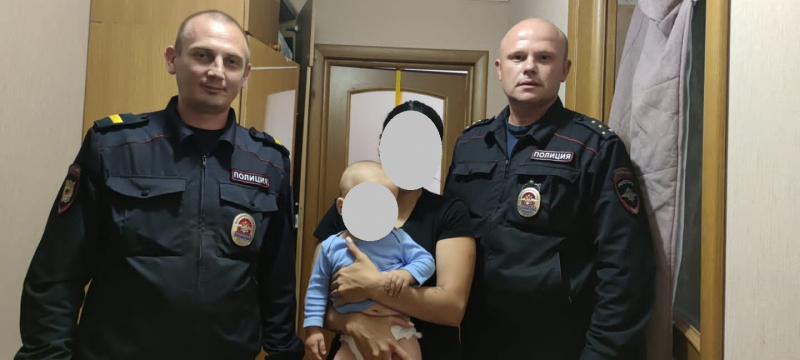 Трогательная история! Полицейские спасли малыша, подавившегося яблоком