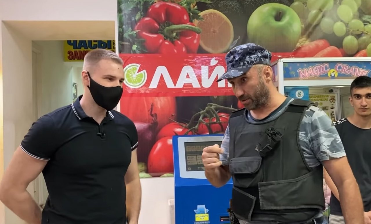 Едва не получил шокером: охранник рязанского магазина угрожал блогеру