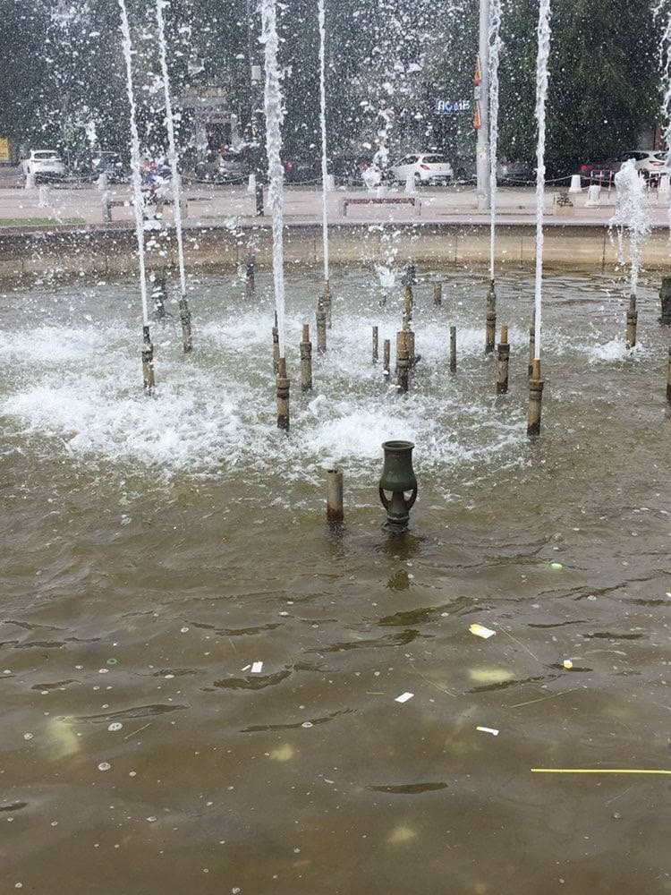 Воды зеленого цвета: рязанка пожаловалась на состояние фонтана на площади Победы