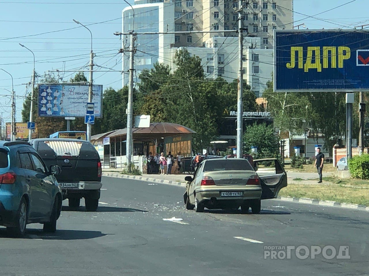 Осколки стекла по всей дороге: на Московском шоссе столкнулись две легковушки