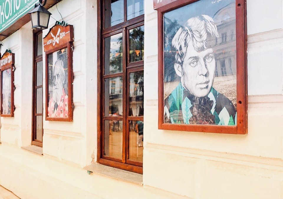 Портрет Есенина на кафе посчитали незаконной рекламой
