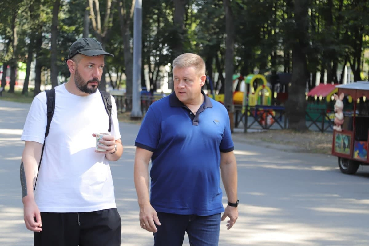 Оценивал благоустройство: Артемий Лебедев посетил Лесопарк и Торговый городок