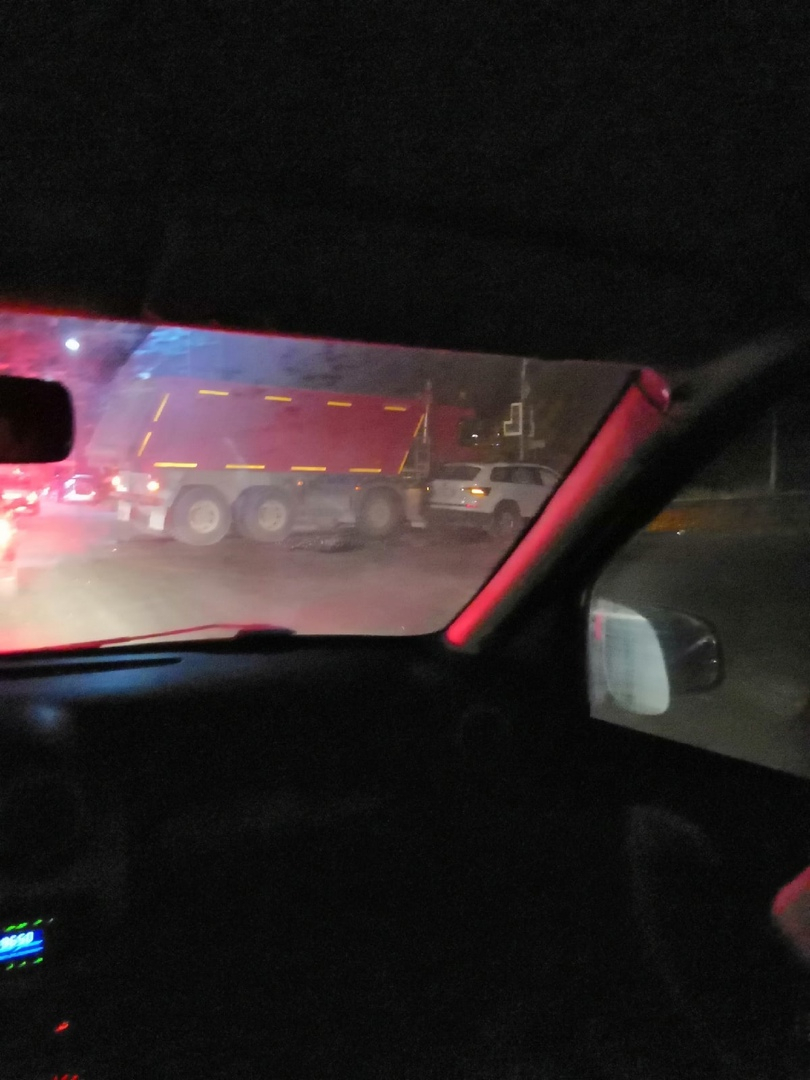 Из-за отключенного светофора: на Куйбышевском шоссе столкнулись большегруз и легковушка