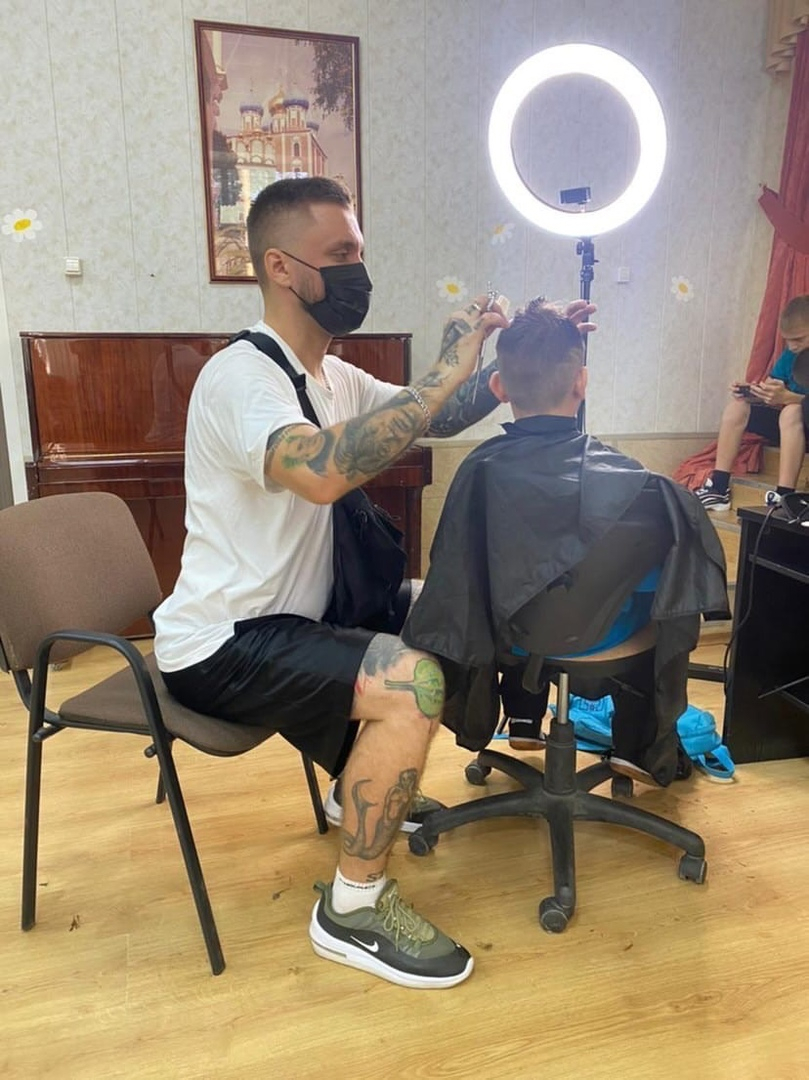 12 парикмахеров бесплатно сделали прически детям из школы-интерната