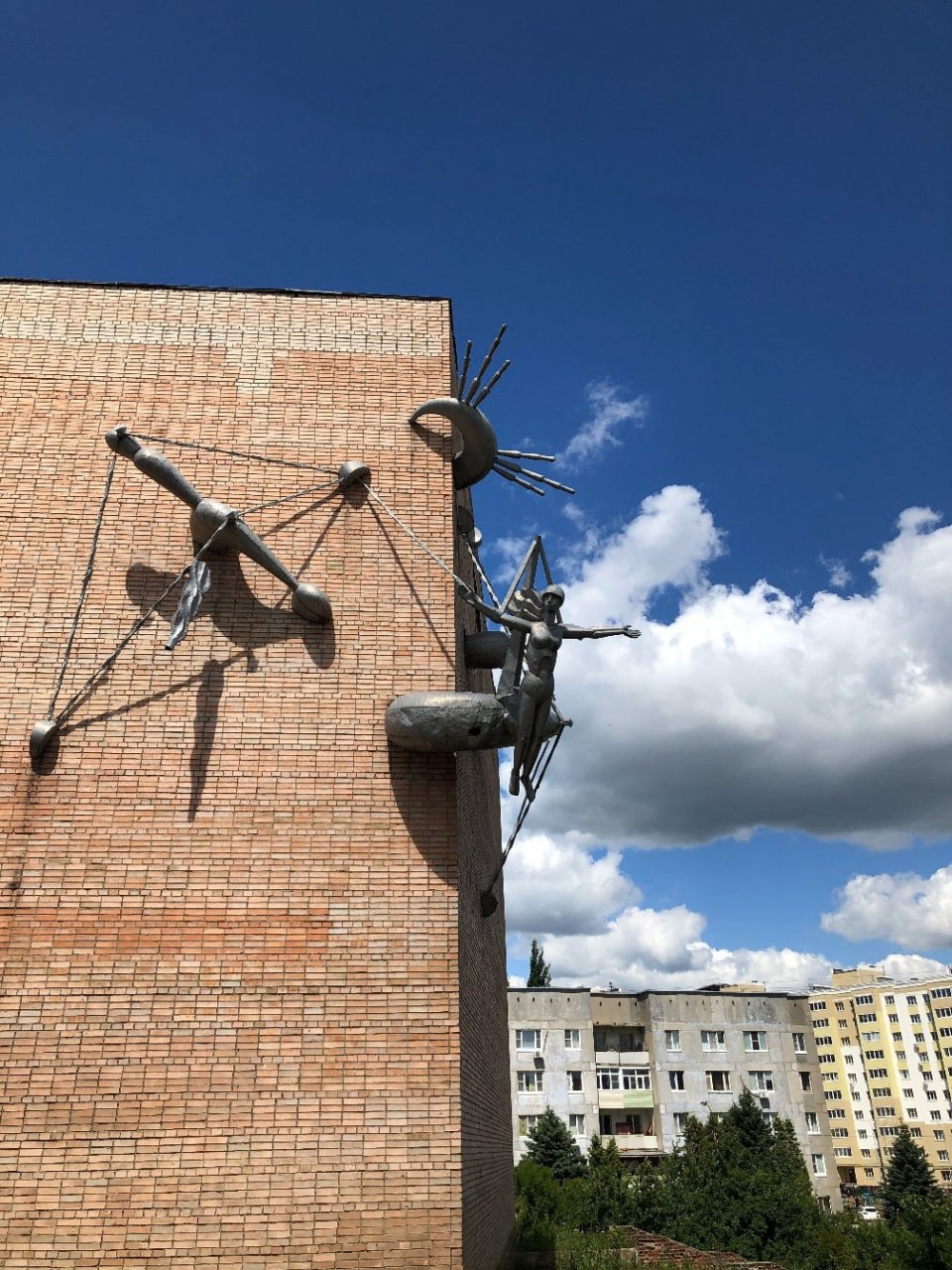 Строителям мешает скульптура на фасаде ДК Птицеводов - ее хотят убрать