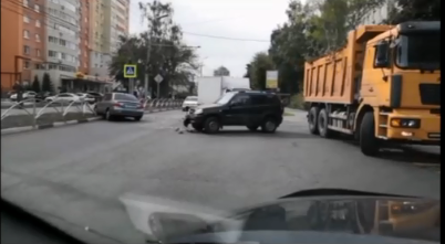 В Московском районе водитель иномарки пытался уйти от столкновения и врезался  забор