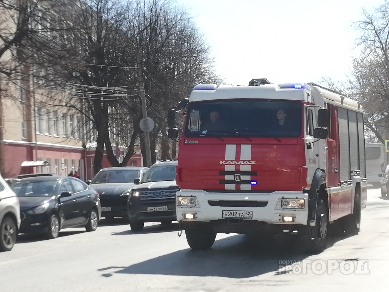 В Рязани спасатели вывели из горящего дома 8 человек