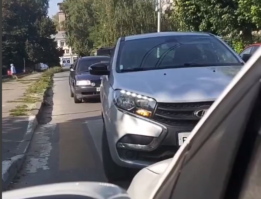 В Рязани засняли эпичное противостояние машин под "кирпичом" (видео)