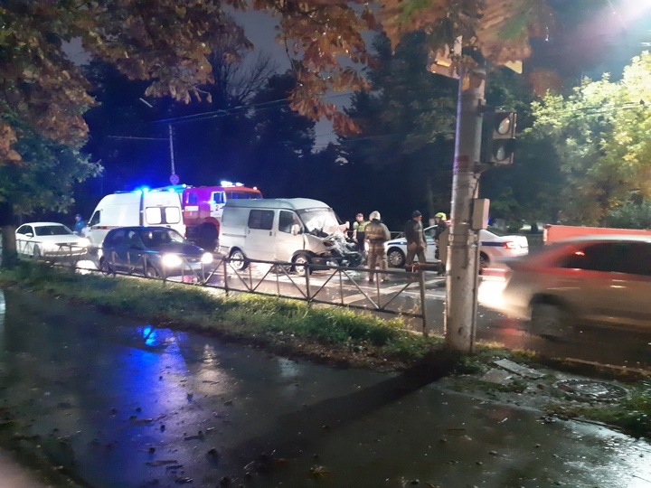 Множественные травмы: водитель Газели пострадал после жесткого ДТП на Горького