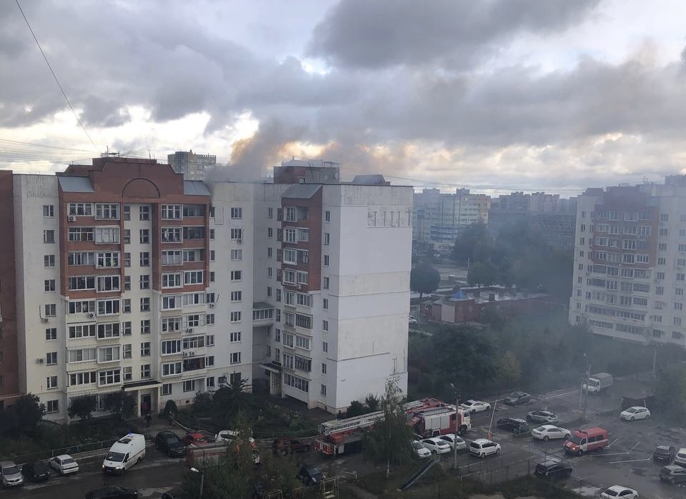 Дым валит столбом: в многоэтажке на Крупской вспыхнул пожар