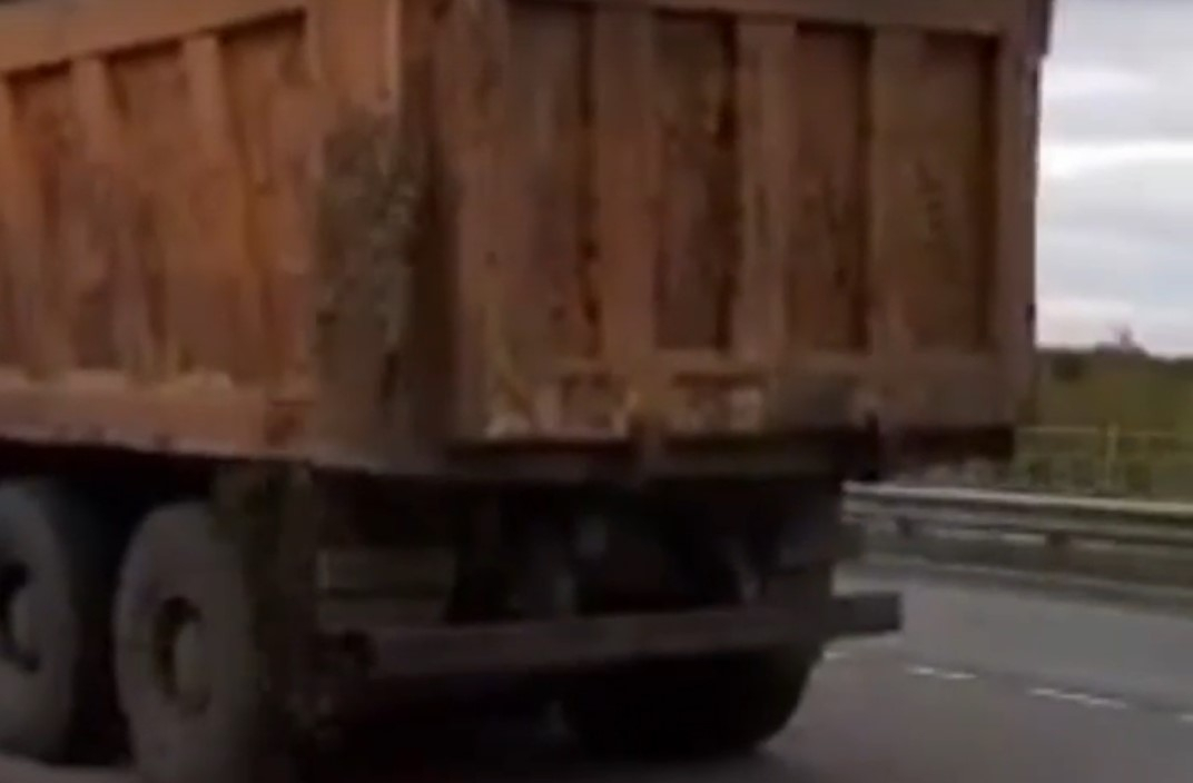 Видео: грузовик в Рязани залил дорогу неведомой жижей