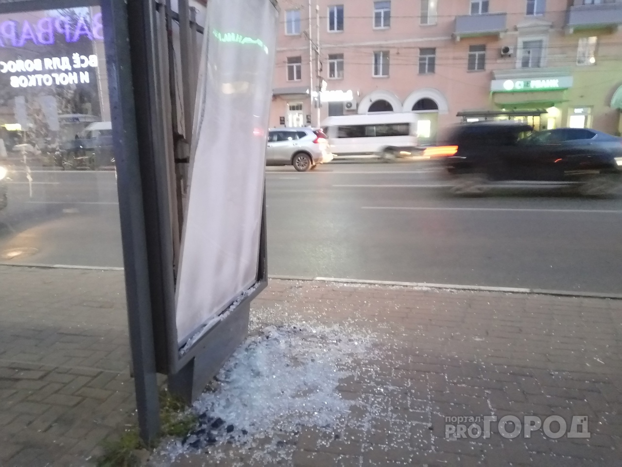 В Рязани вандалы разбили остановку: в полиции рассказали, что им грозит
