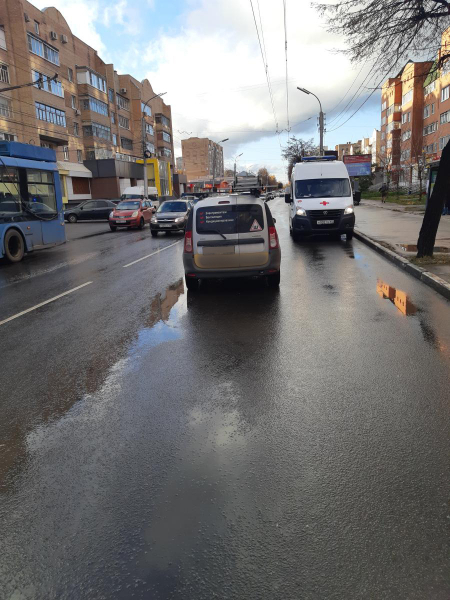 Ещё один: на улице Грибоедова водитель Ларгуса сбил пешехода