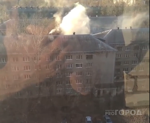Момент пожара в здании бывшего общежития в Рязани попал на камеру