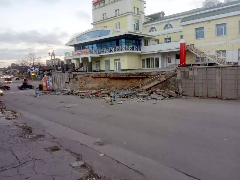 В Рязани возле здания бывшего "Полсинаута" обвалилась эстакада