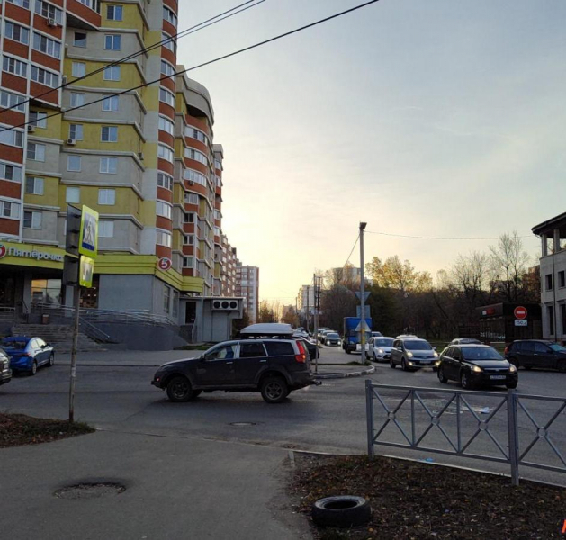 В Рязани водитель внедорожник на пешеходном переходе сбил девушку