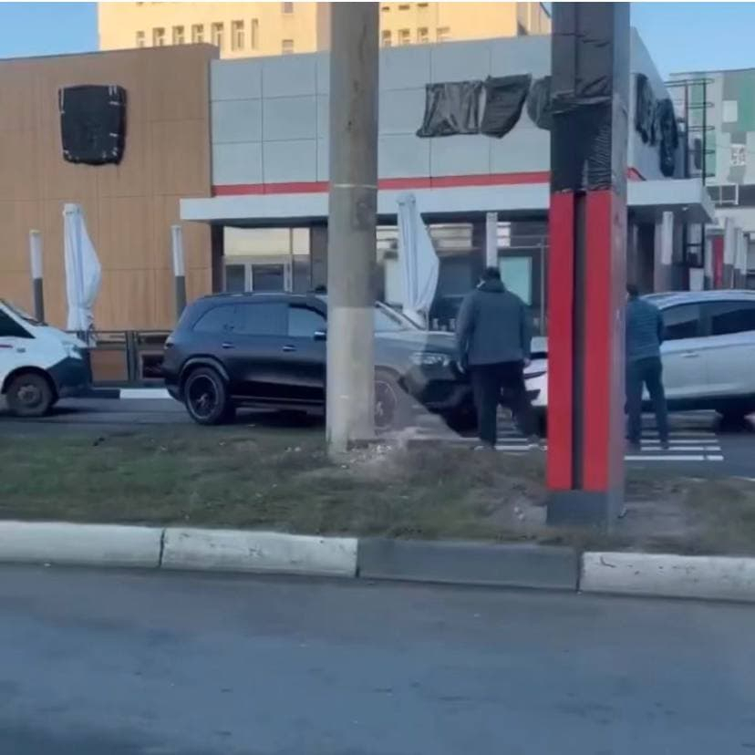 Утреннее ДТП в Рязани: на парковке у ТРЦ «Круиз» столкнулись два автомобиля