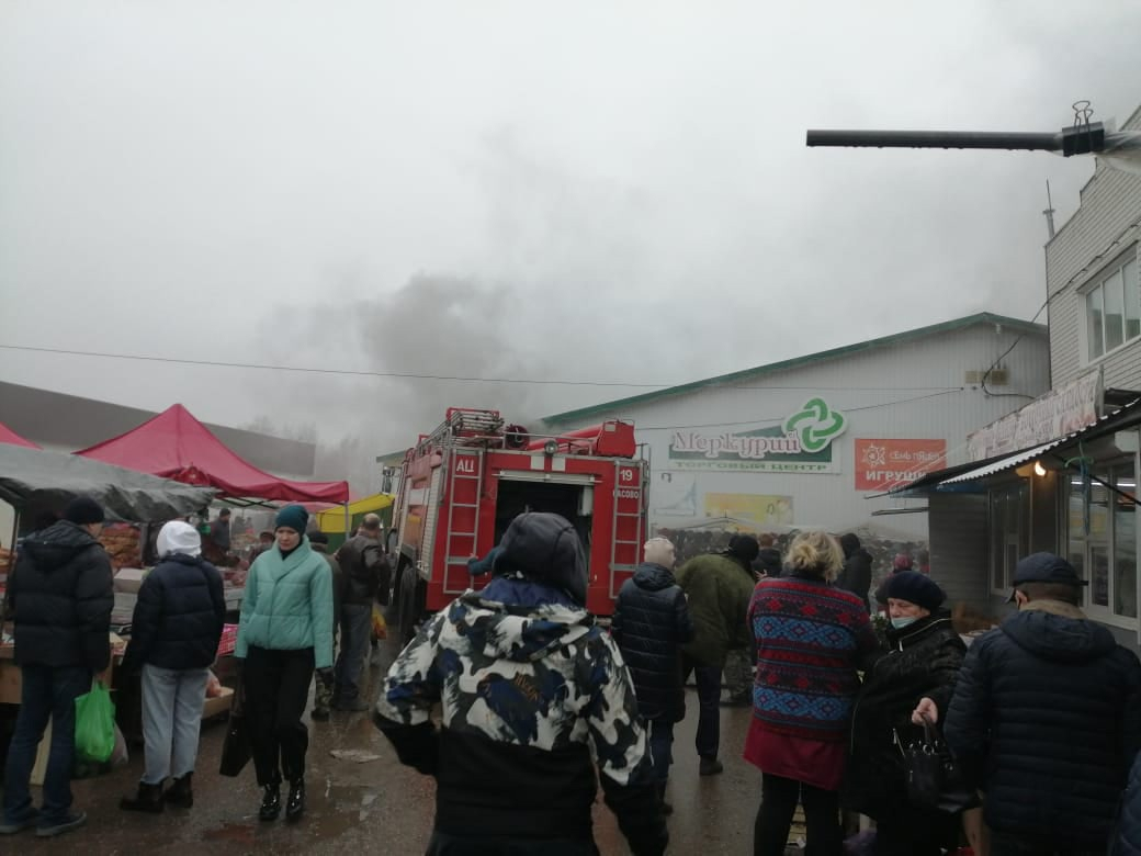 Пожар в Сасове: на территории рынка загорелся торговый павильон "Меркурий"