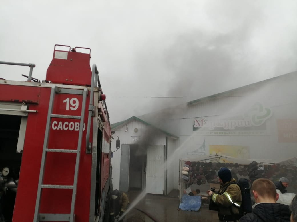 Пожар под Рязанью тушили 11 часов: в Сасово сгорел ТЦ “Меркурий”