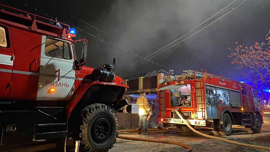 В Рязани в частном секторе сгорело два жилых дома: видео с места пожара