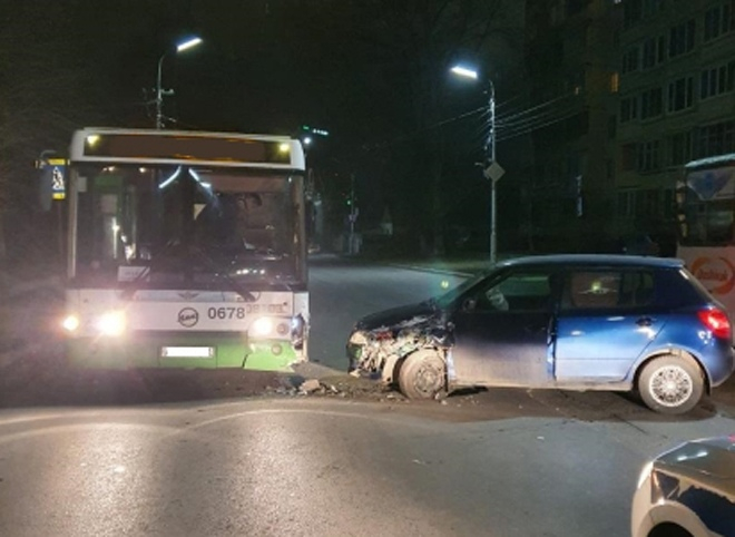 В Рязани на улице Новой легковушка въехала в автобус