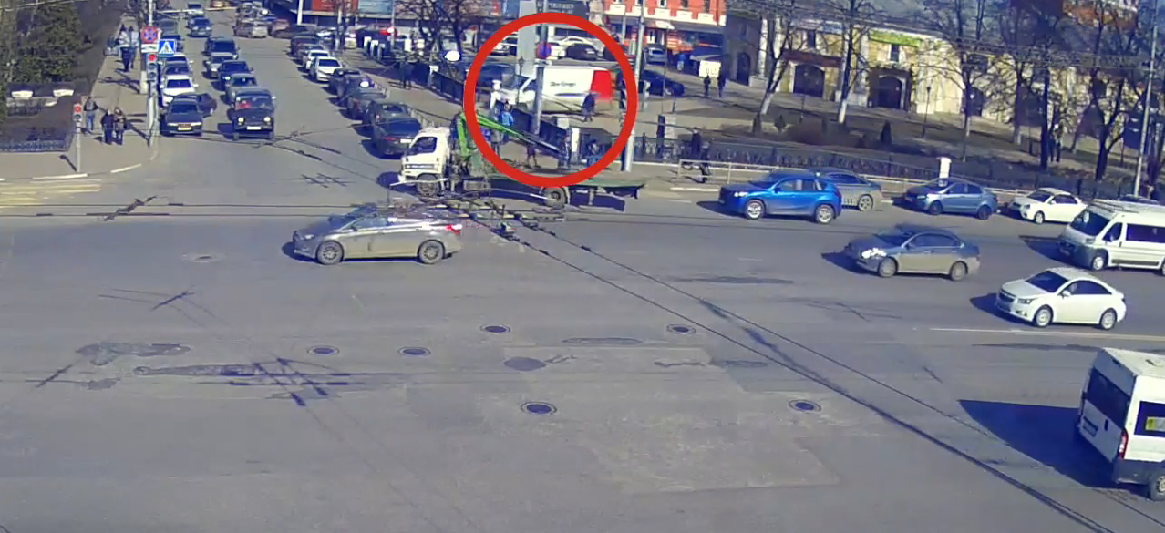 На площади Ленина сняли на видео  фургон, который почувствовал себя пешеходом