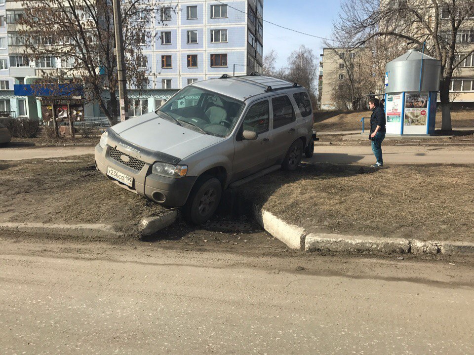 Народное фото: в Рязани автомобиль повис на тротуаре