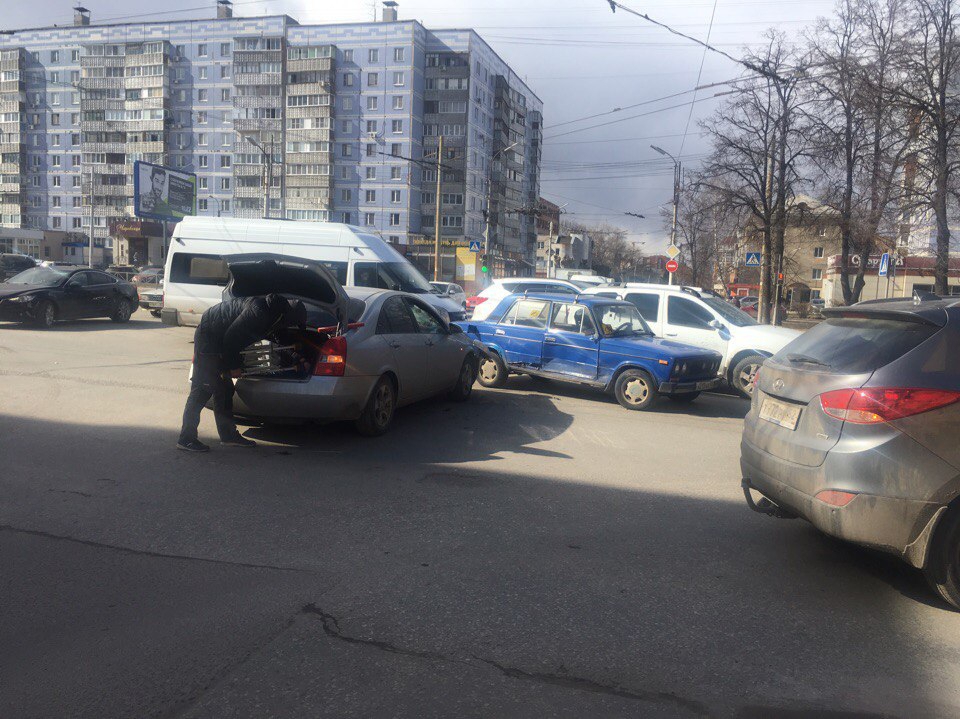 ДТП в центре города - столкнулись иномарка и "шестерка"