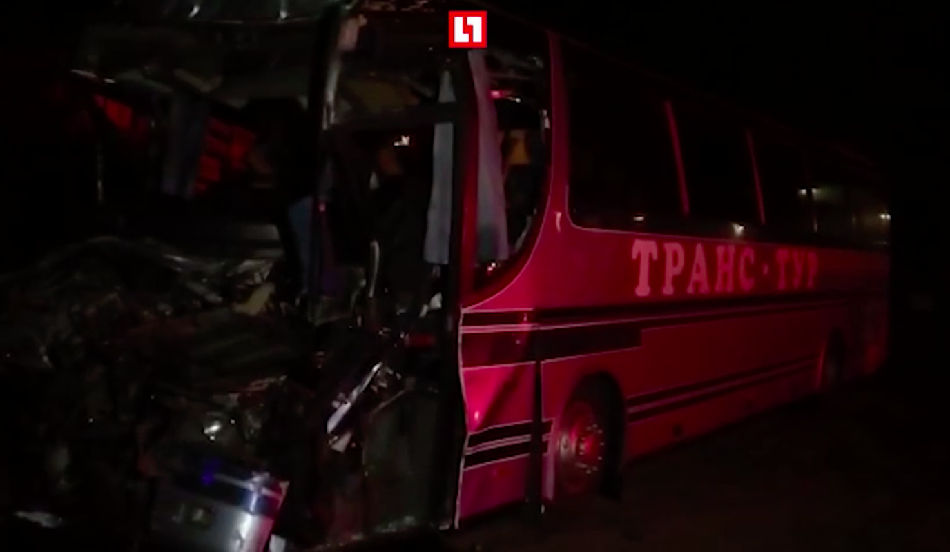 Автобус столкнулся с грузовиком в Михайловском районе - 2 человека погибли